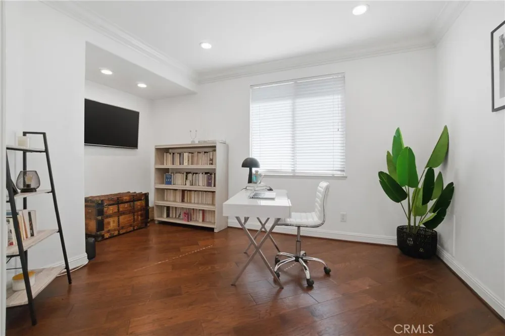 24813 Calle Cedro Calabasas, CA 91302