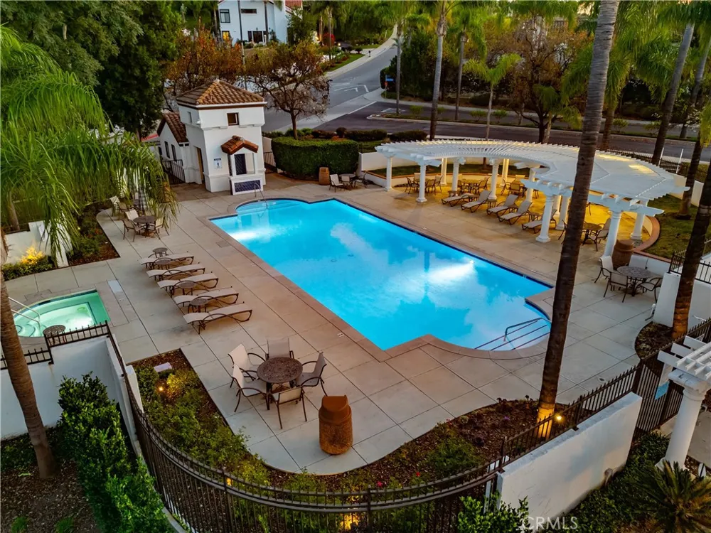 24813 Calle Cedro Calabasas, CA 91302