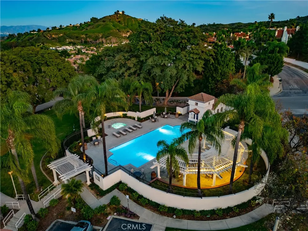 24813 Calle Cedro Calabasas, CA 91302