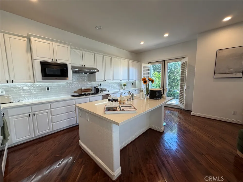 24813 Calle Cedro Calabasas, CA 91302