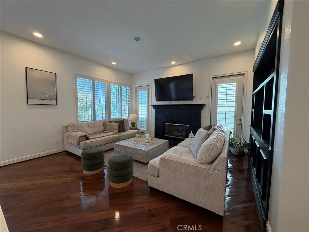 24813 Calle Cedro Calabasas, CA 91302