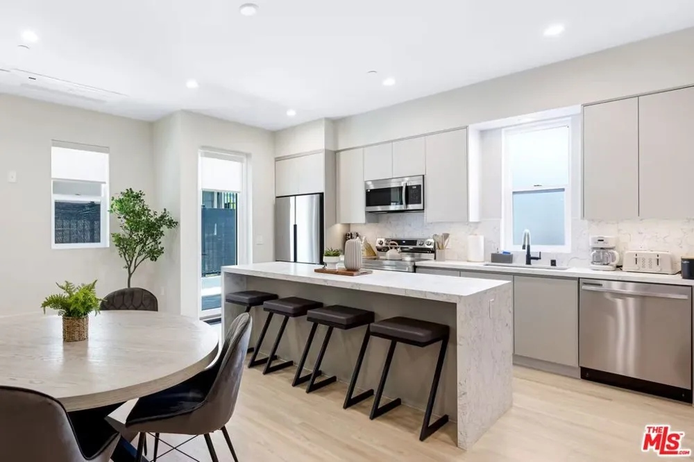 127 W Plymouth Street Inglewood, CA 90302