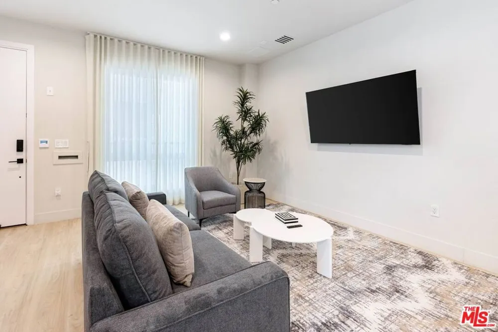 127 W Plymouth Street Inglewood, CA 90302
