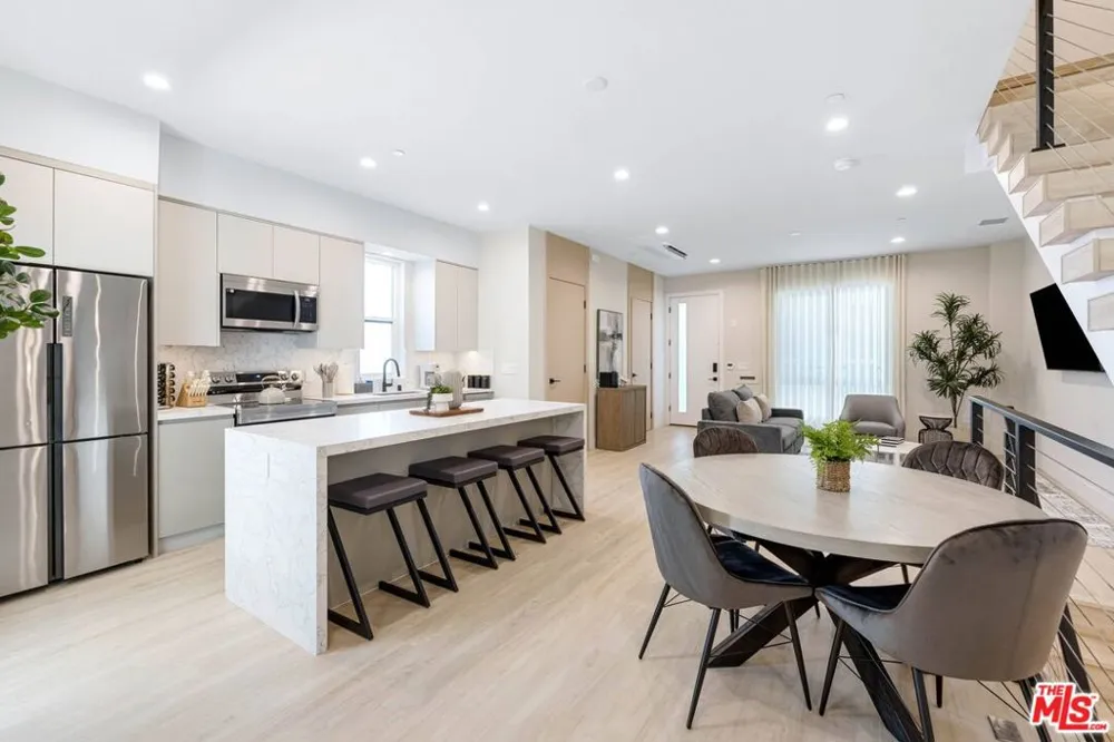 127 W Plymouth Street Inglewood, CA 90302