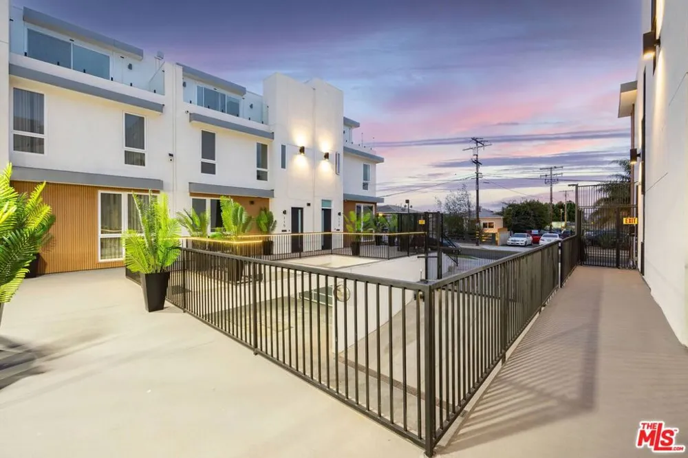 127 W Plymouth Street Inglewood, CA 90302
