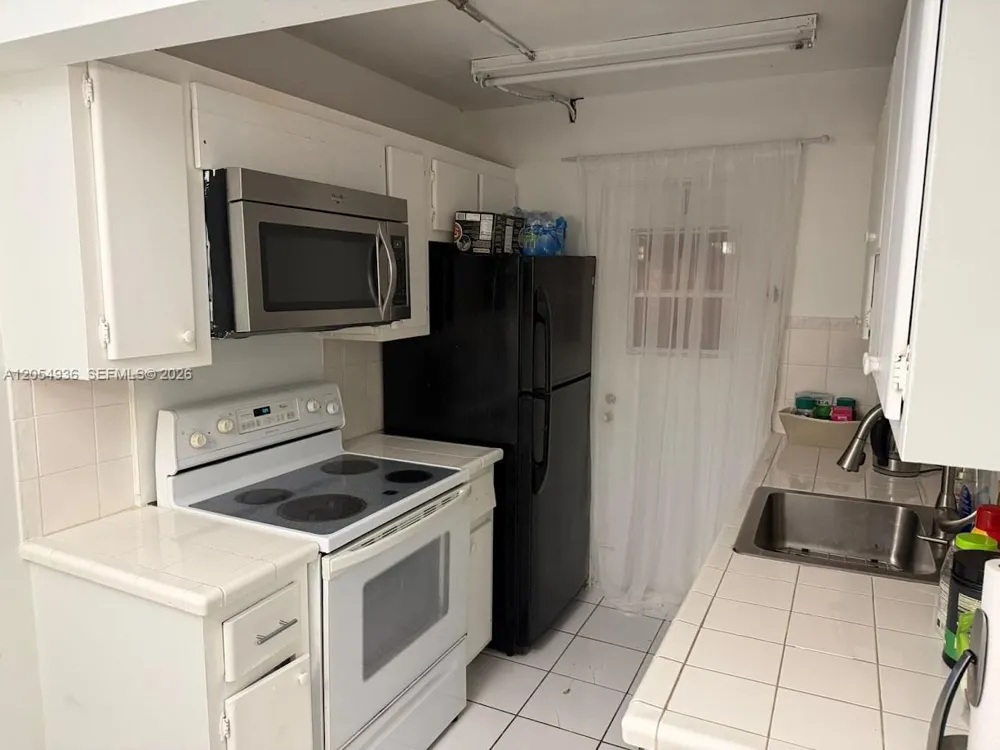 2420 Diana Dr #302 Hallandale Beach, FL 33009