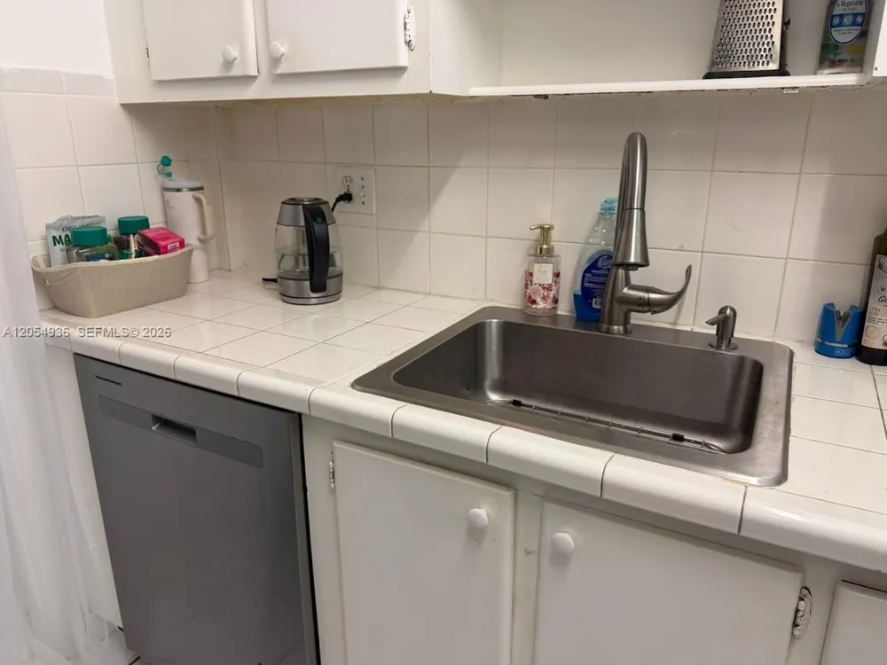 2420 Diana Dr #302 Hallandale Beach, FL 33009