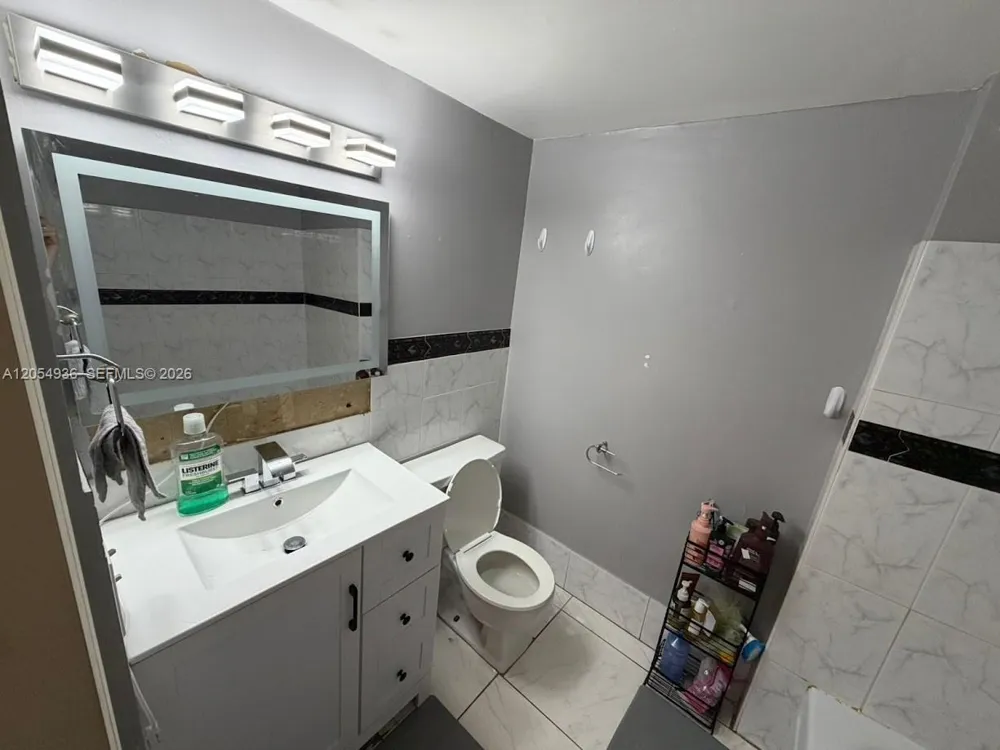 2420 Diana Dr #302 Hallandale Beach, FL 33009