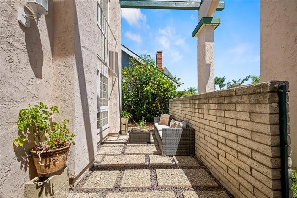 9717 Avenida Monterey Cypress, CA 90630
