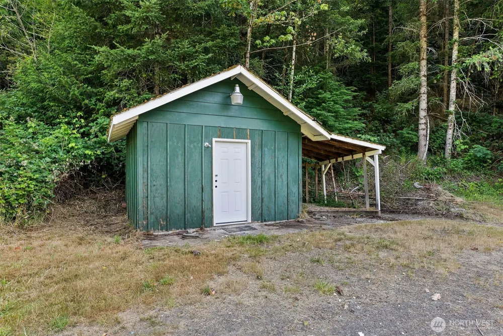 995 Davis Lake Road Morton, WA 98356