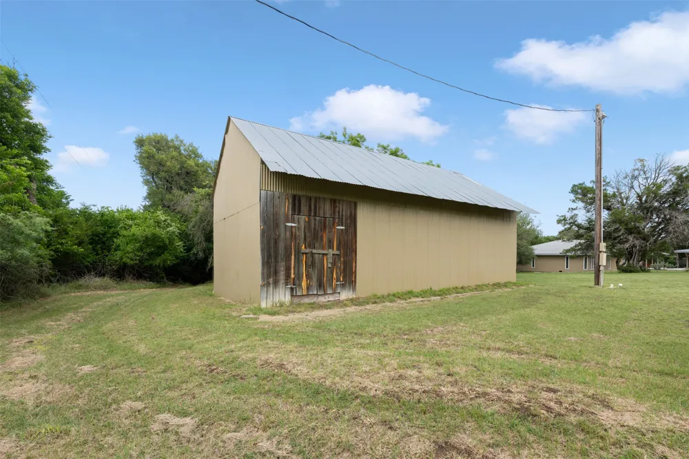 212 County Road 229 Road Briggs, TX 78608