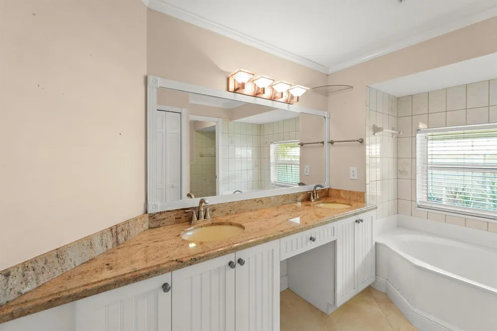 9746 SE Landing Place Tequesta, FL 33469
