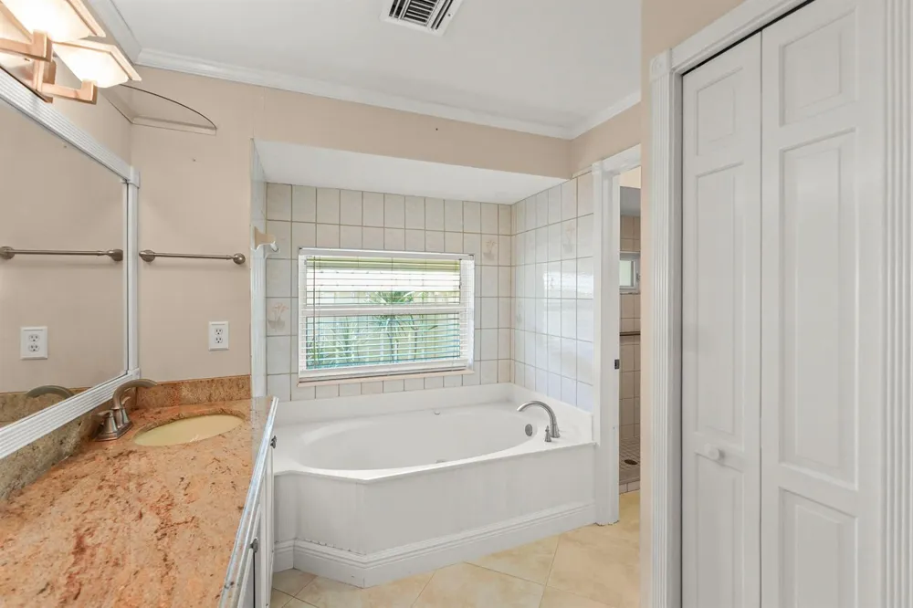 9746 SE Landing Place Tequesta, FL 33469