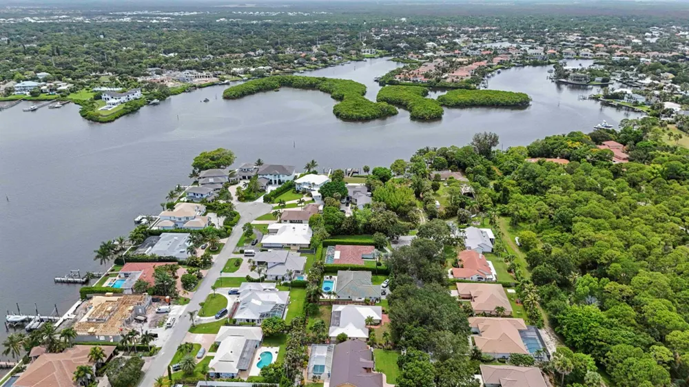 9746 SE Landing Place Tequesta, FL 33469