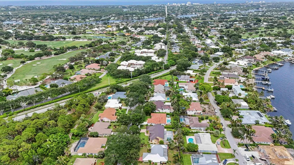 9746 SE Landing Place Tequesta, FL 33469