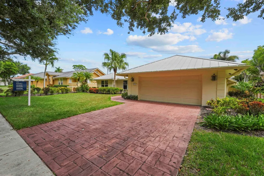 9746 SE Landing Place Tequesta, FL 33469