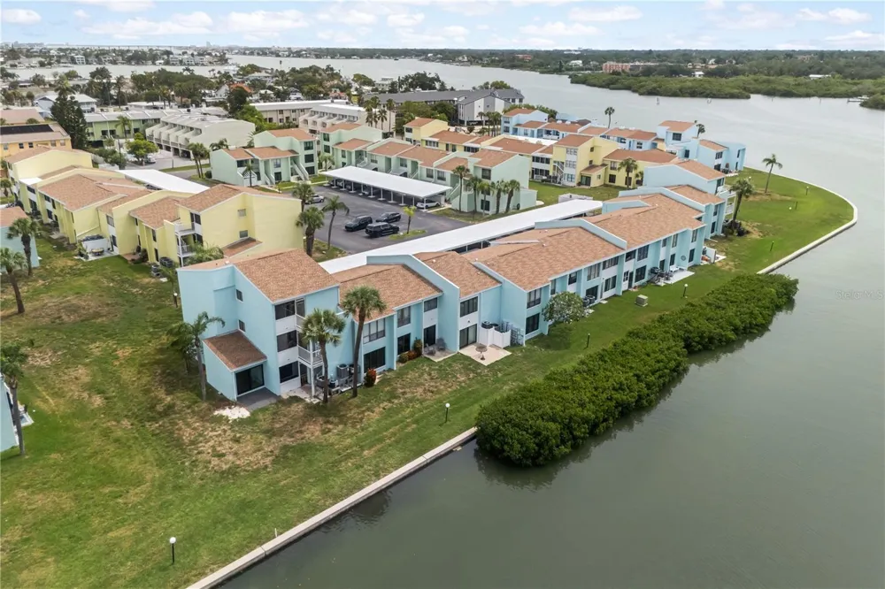 1 WINDRUSH BOULEVARD #63 Indian Rocks Beach, FL 33785