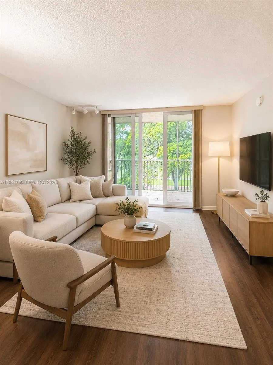 250 Jacaranda Dr #302 Plantation, FL 33324