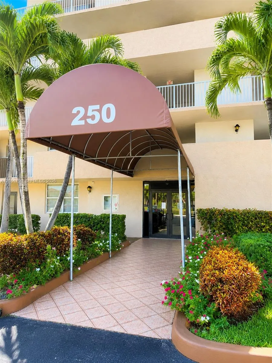 250 Jacaranda Dr #302 Plantation, FL 33324