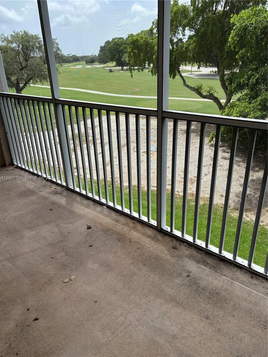 250 Jacaranda Dr #302 Plantation, FL 33324