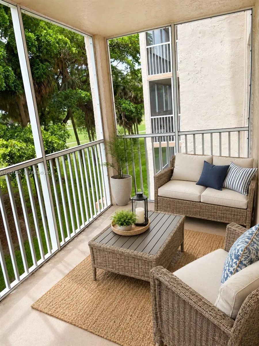 250 Jacaranda Dr #302 Plantation, FL 33324
