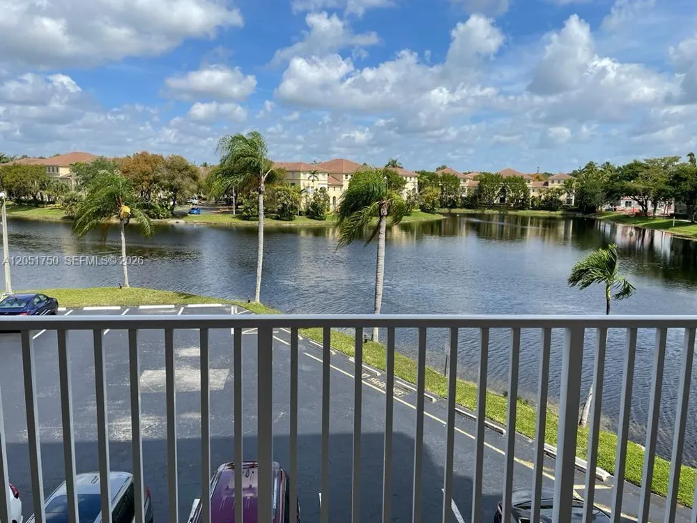 250 Jacaranda Dr #302 Plantation, FL 33324