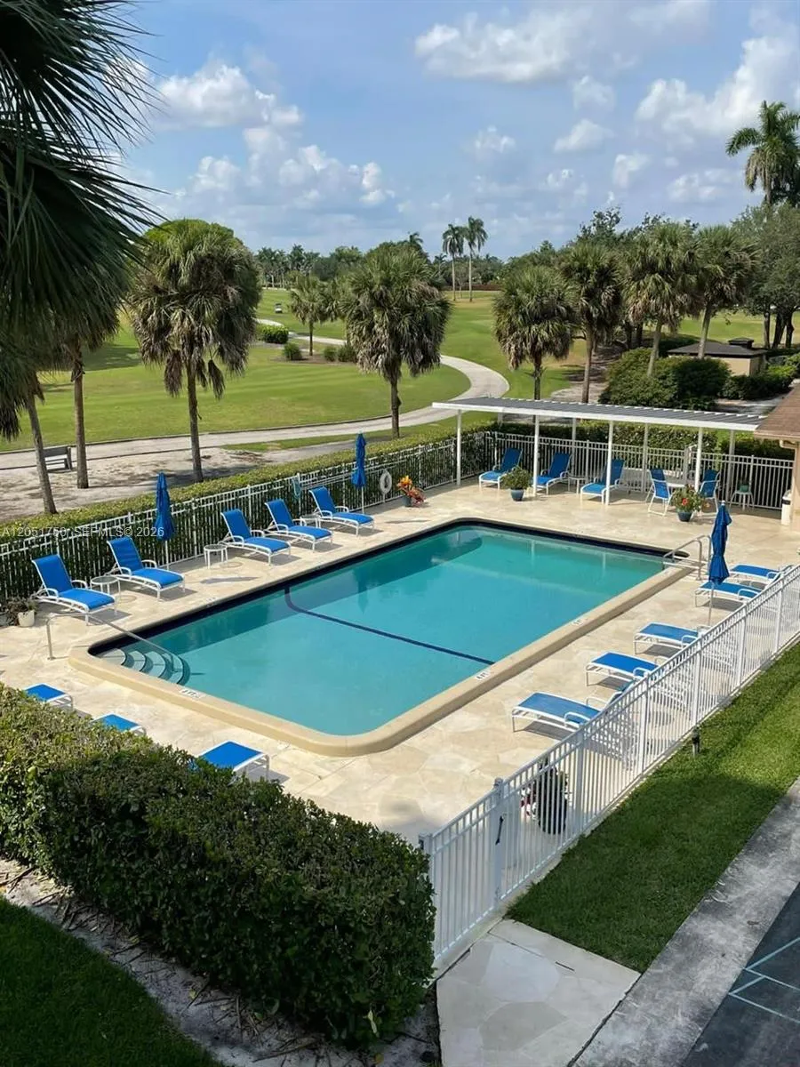 250 Jacaranda Dr #302 Plantation, FL 33324