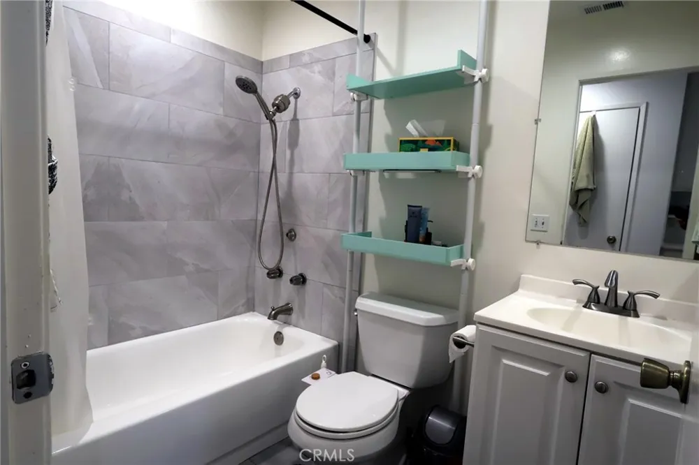 929 Thistlegate Oak Park, CA 91377
