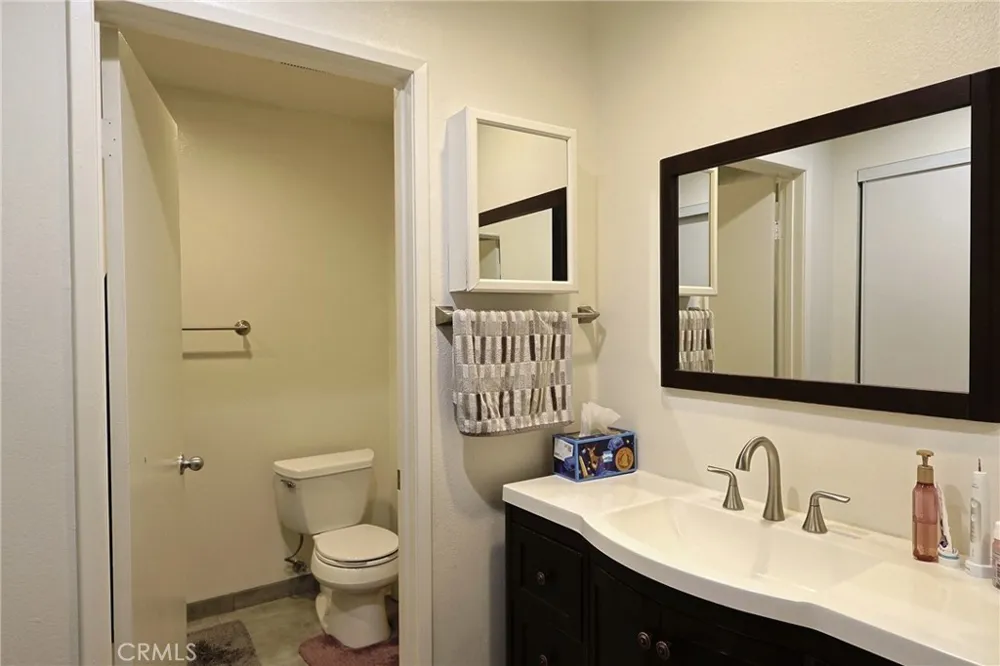 929 Thistlegate Oak Park, CA 91377
