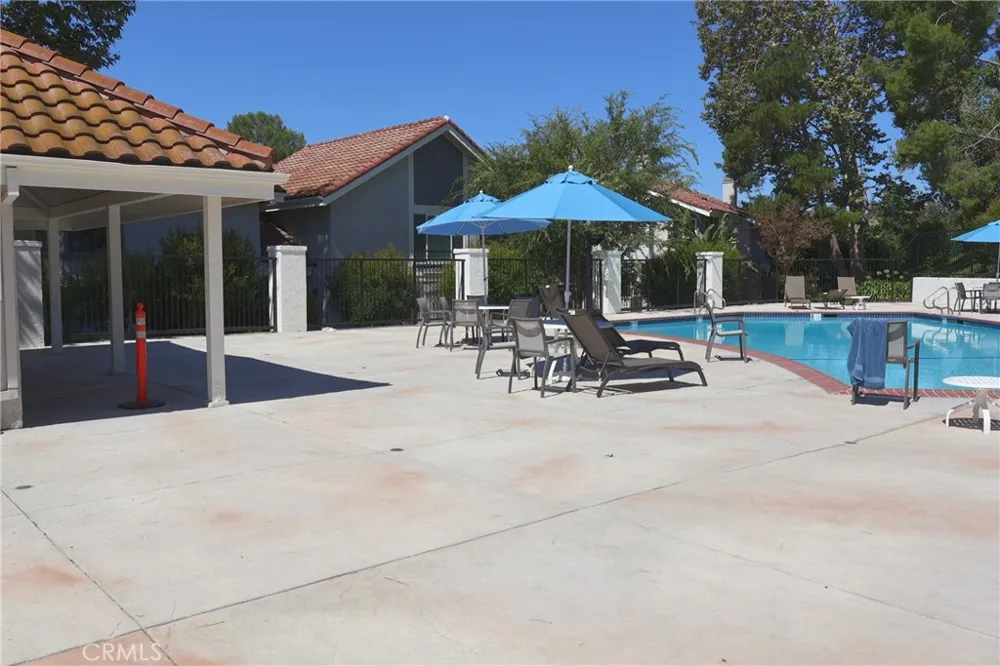 929 Thistlegate Oak Park, CA 91377