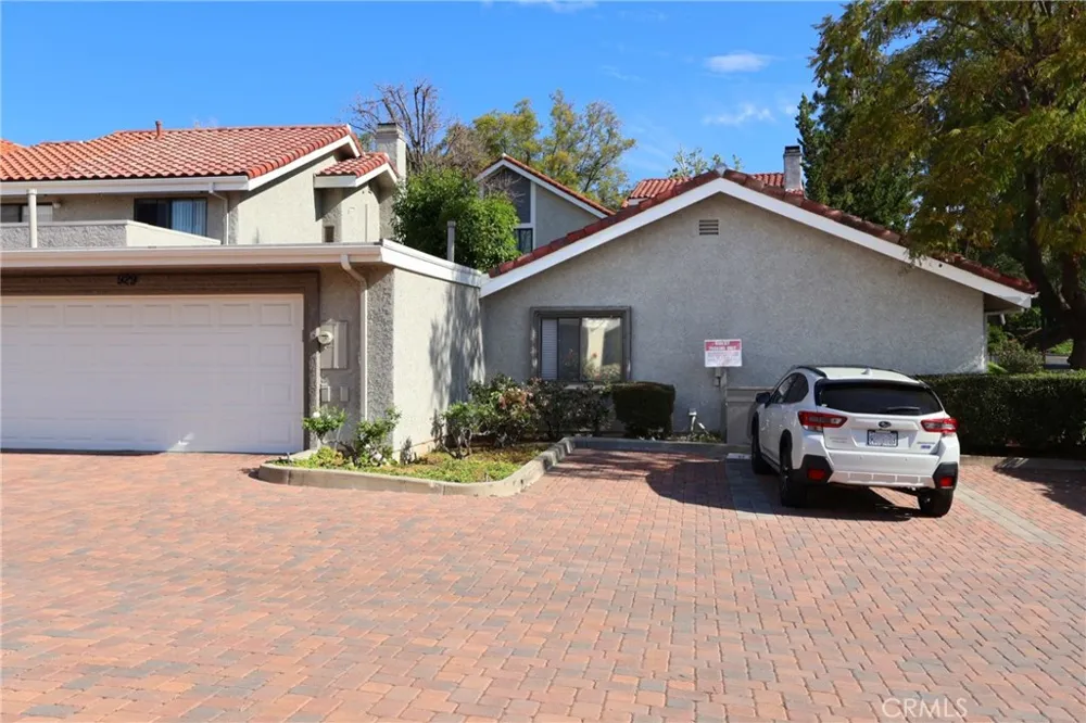 929 Thistlegate Oak Park, CA 91377