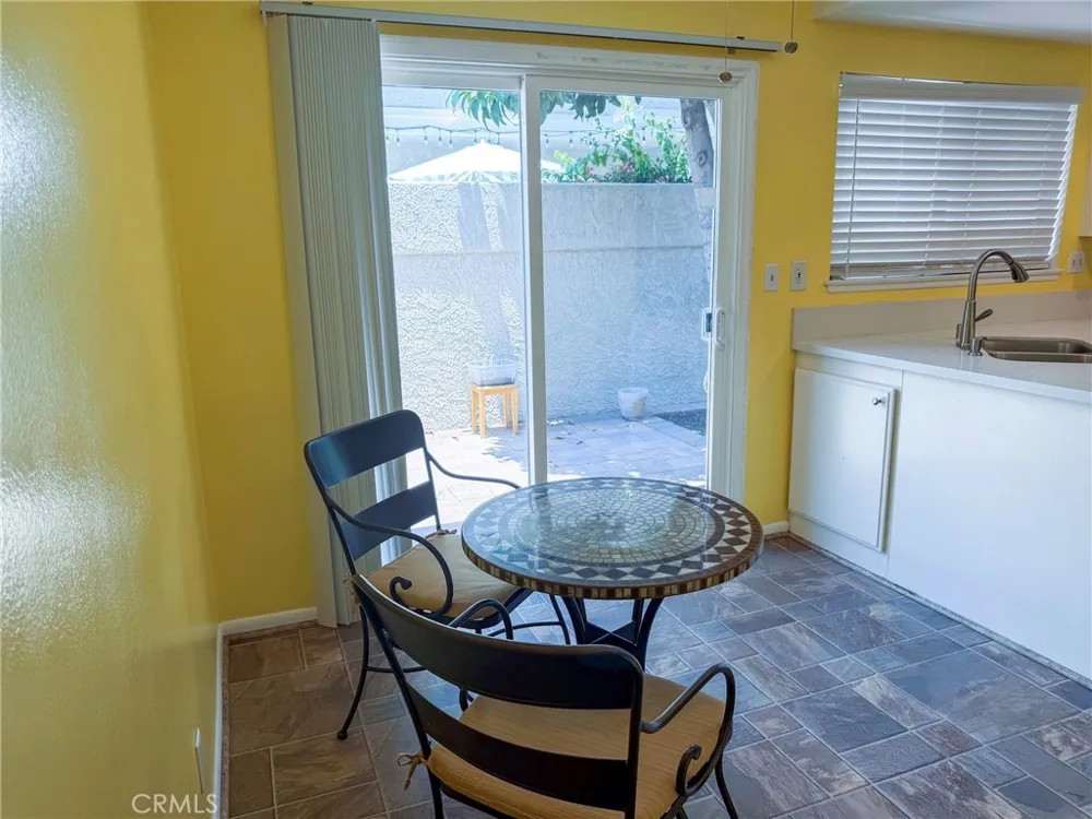929 Thistlegate Oak Park, CA 91377