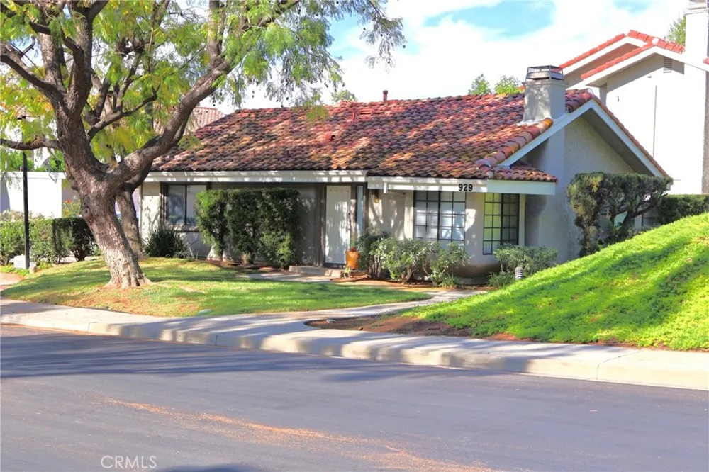 929 Thistlegate Oak Park, CA 91377