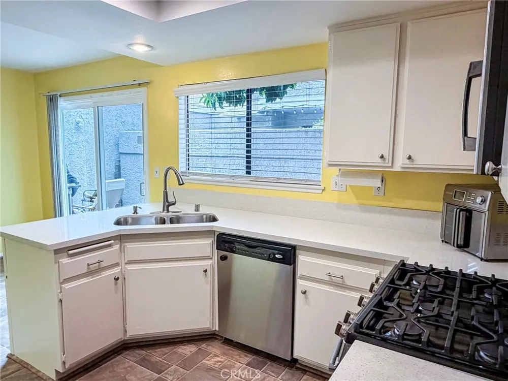 929 Thistlegate Oak Park, CA 91377