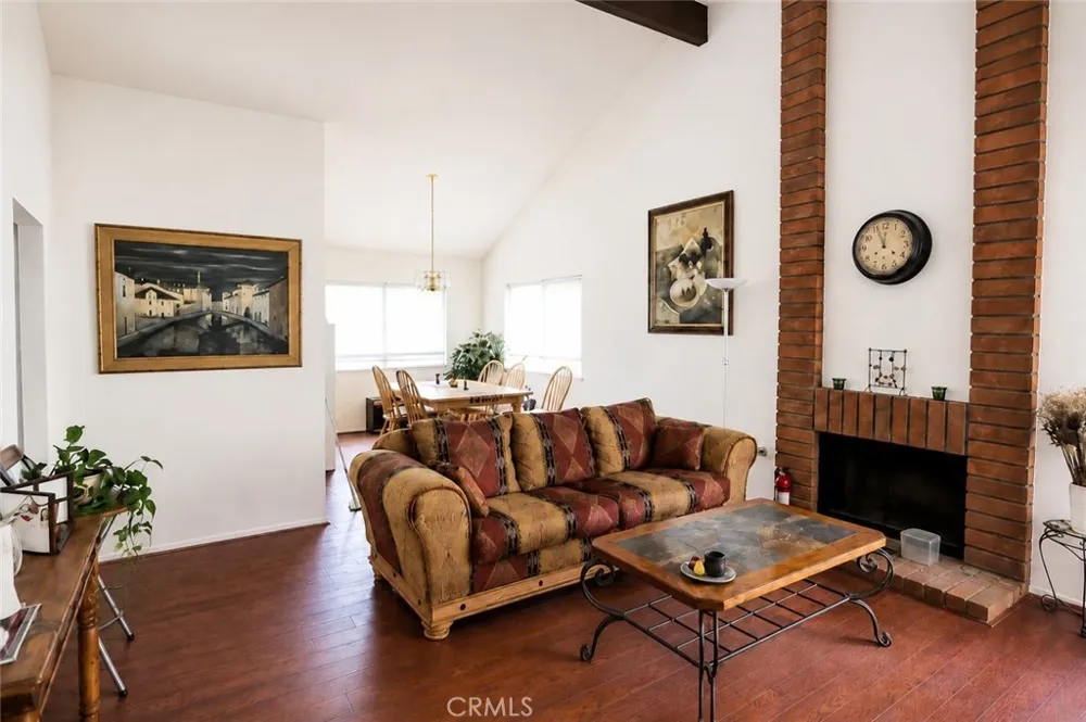 929 Thistlegate Oak Park, CA 91377
