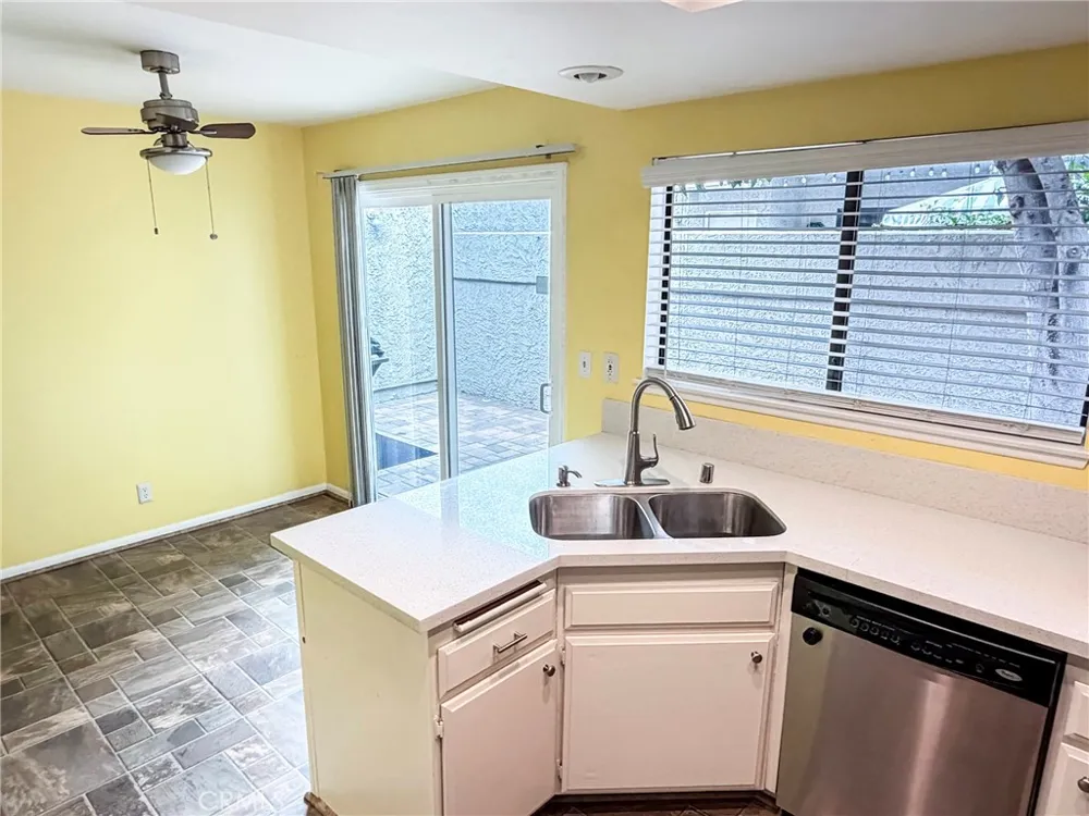 929 Thistlegate Oak Park, CA 91377