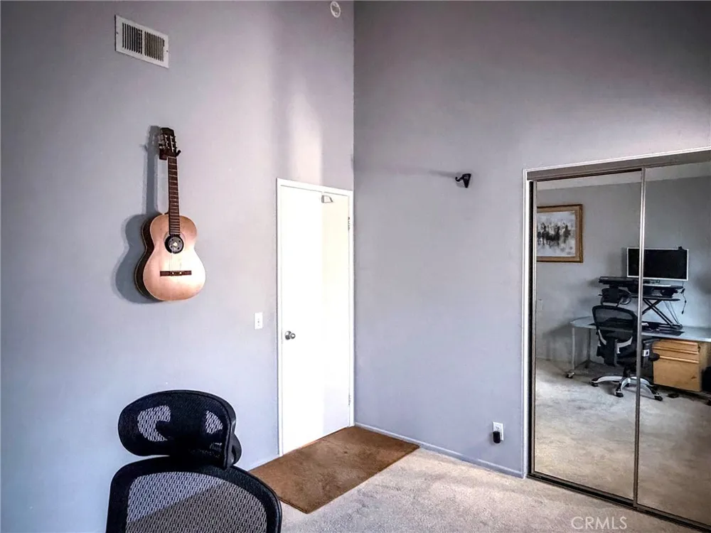 929 Thistlegate Oak Park, CA 91377