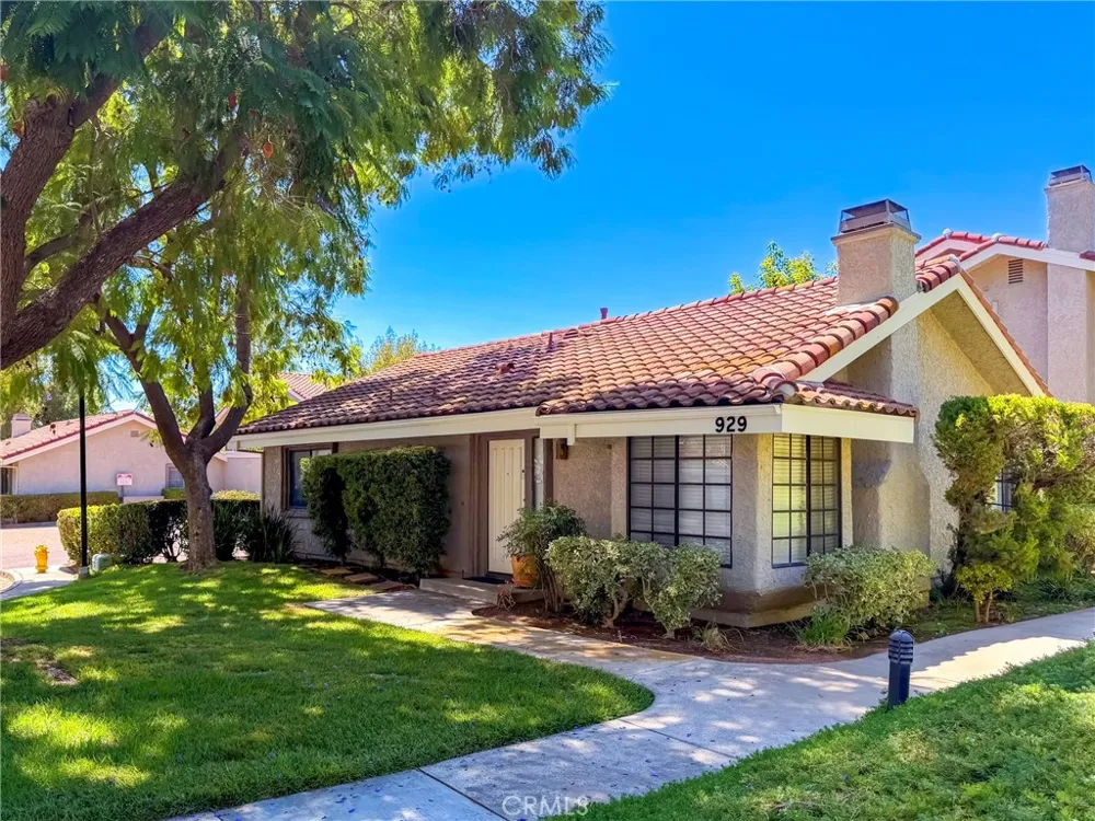 929 Thistlegate Oak Park, CA 91377