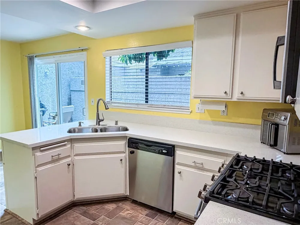 929 Thistlegate Oak Park, CA 91377