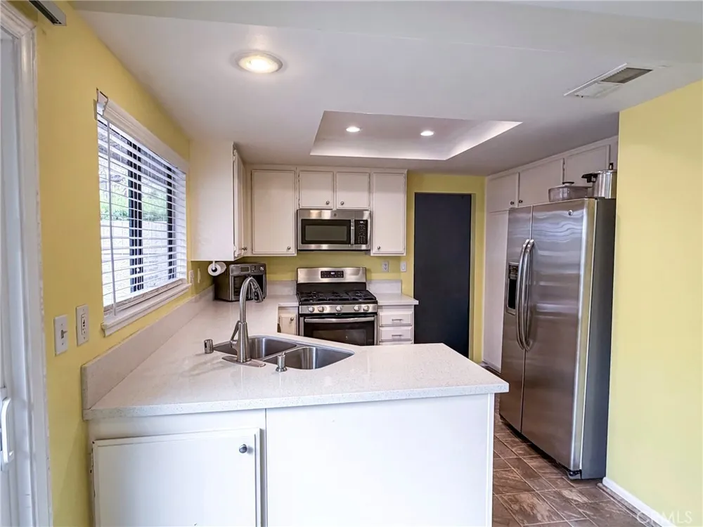 929 Thistlegate Oak Park, CA 91377