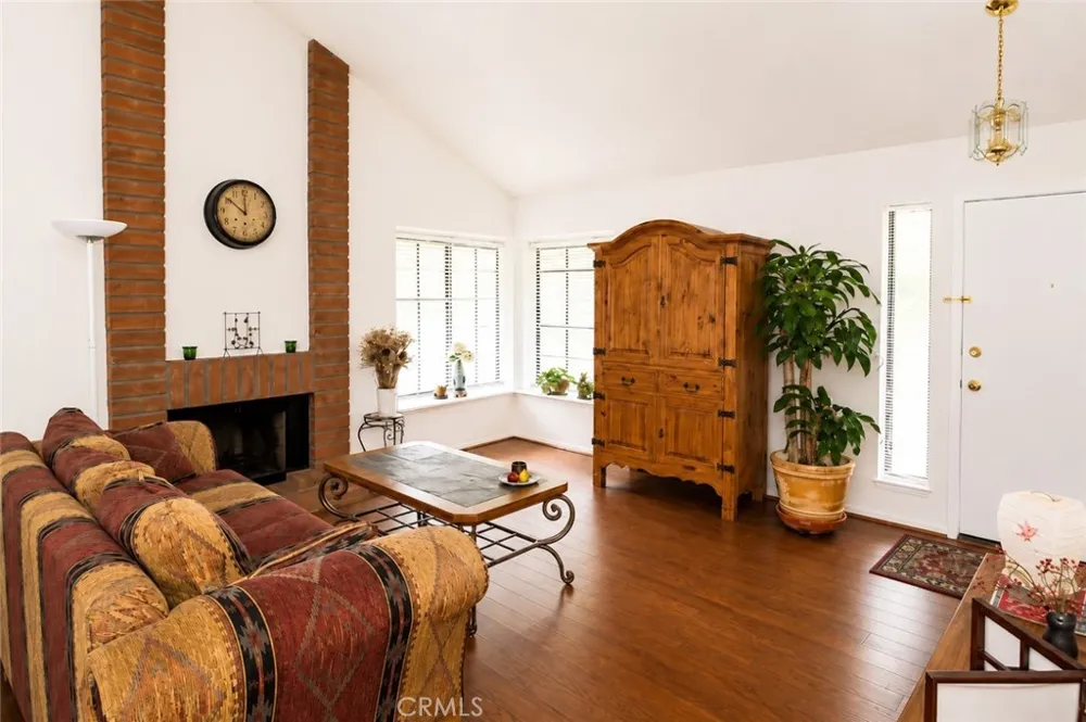 929 Thistlegate Oak Park, CA 91377