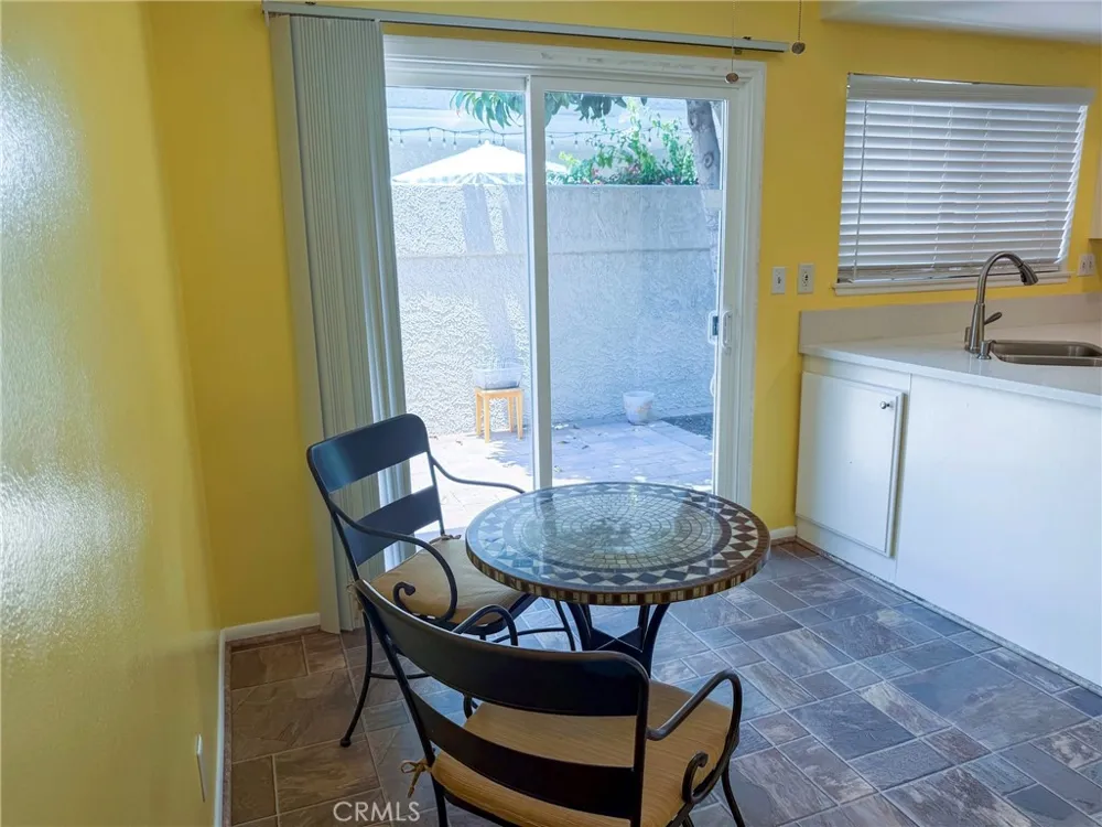 929 Thistlegate Oak Park, CA 91377