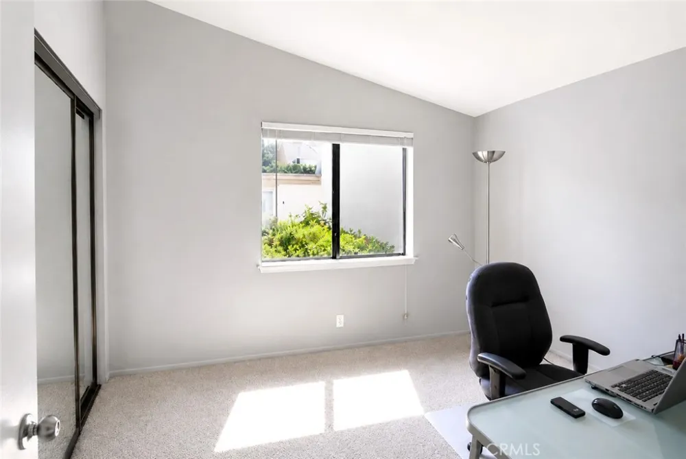 929 Thistlegate Oak Park, CA 91377