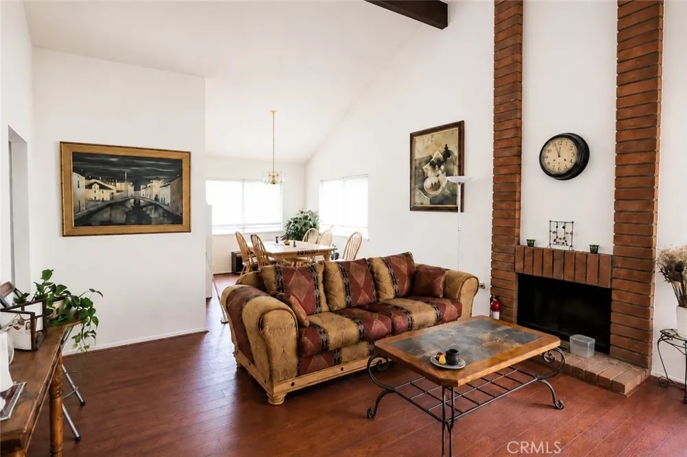 929 Thistlegate Oak Park, CA 91377