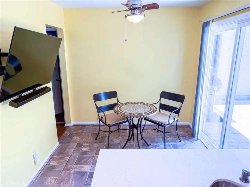 929 Thistlegate Oak Park, CA 91377