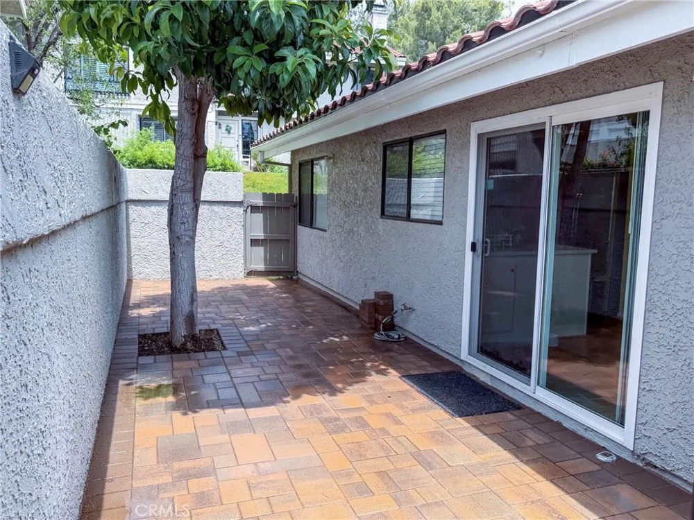 929 Thistlegate Oak Park, CA 91377