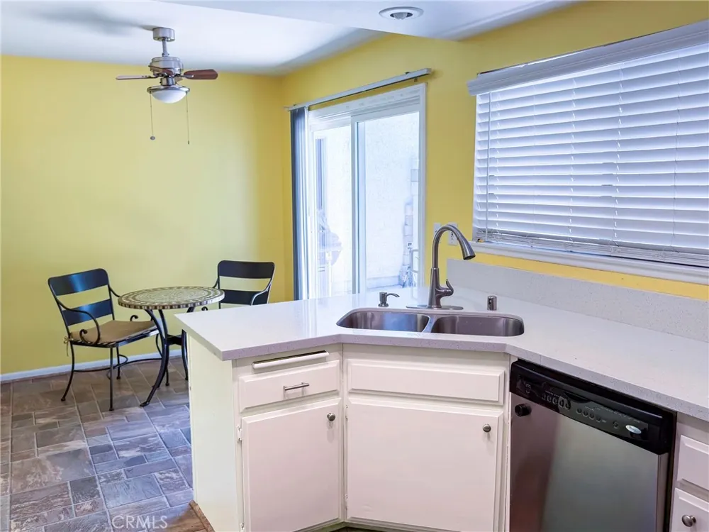 929 Thistlegate Oak Park, CA 91377