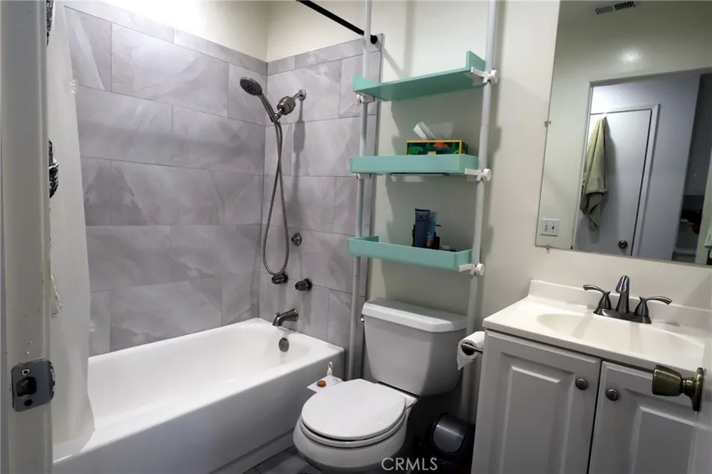 929 Thistlegate Oak Park, CA 91377