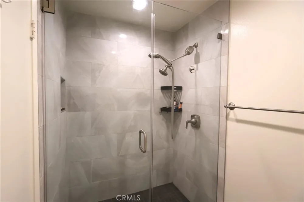 929 Thistlegate Oak Park, CA 91377