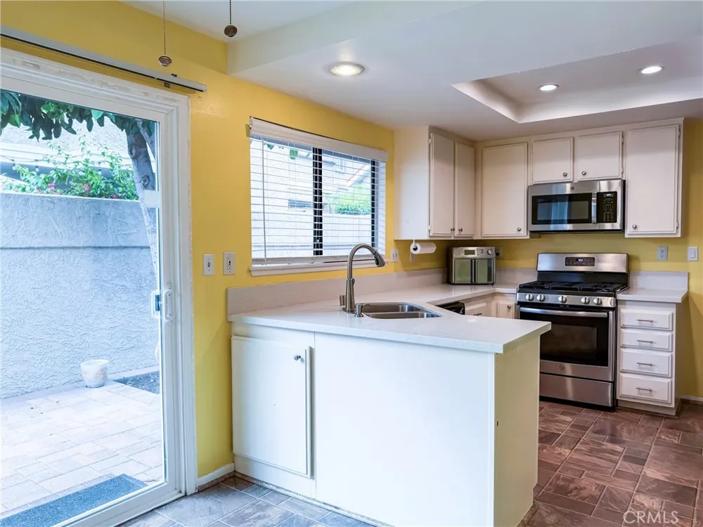 929 Thistlegate Oak Park, CA 91377